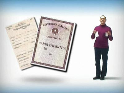 Persona con carta d'identità e tessera elettorale